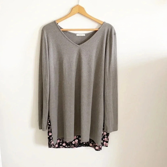 Le Lis Stitch Fix Gray knit floral back panel tunic top - Picture 1 of 6